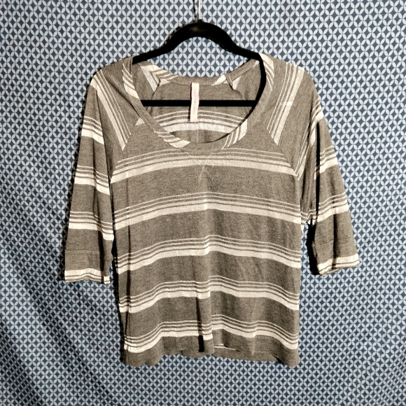 Eight Sixty - Women's 2 tone grey, 3/4 sleeve top with vertical stripes. Size- M - Picture 1 of 6